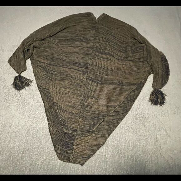 DO Everything in Love knit poncho. One size fits most. Very good condition. - Picture 2 of 4